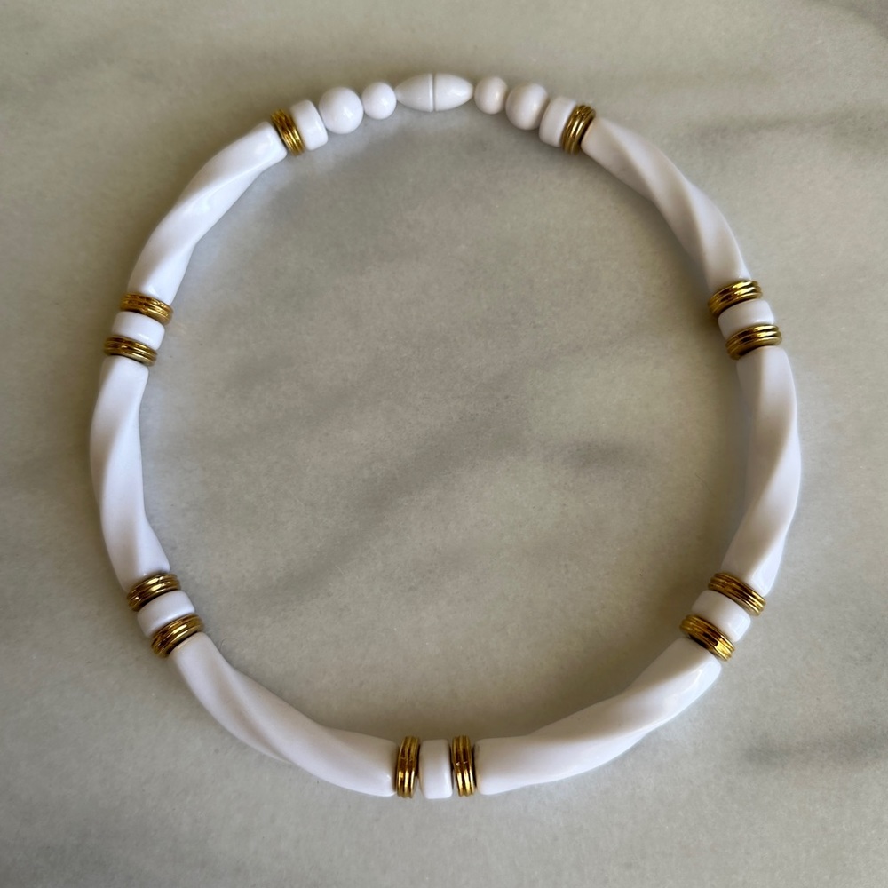 VINTAGE • 80s White & Gold Plastic Necklace Sophisticated Pearlcore Barbie Vibe